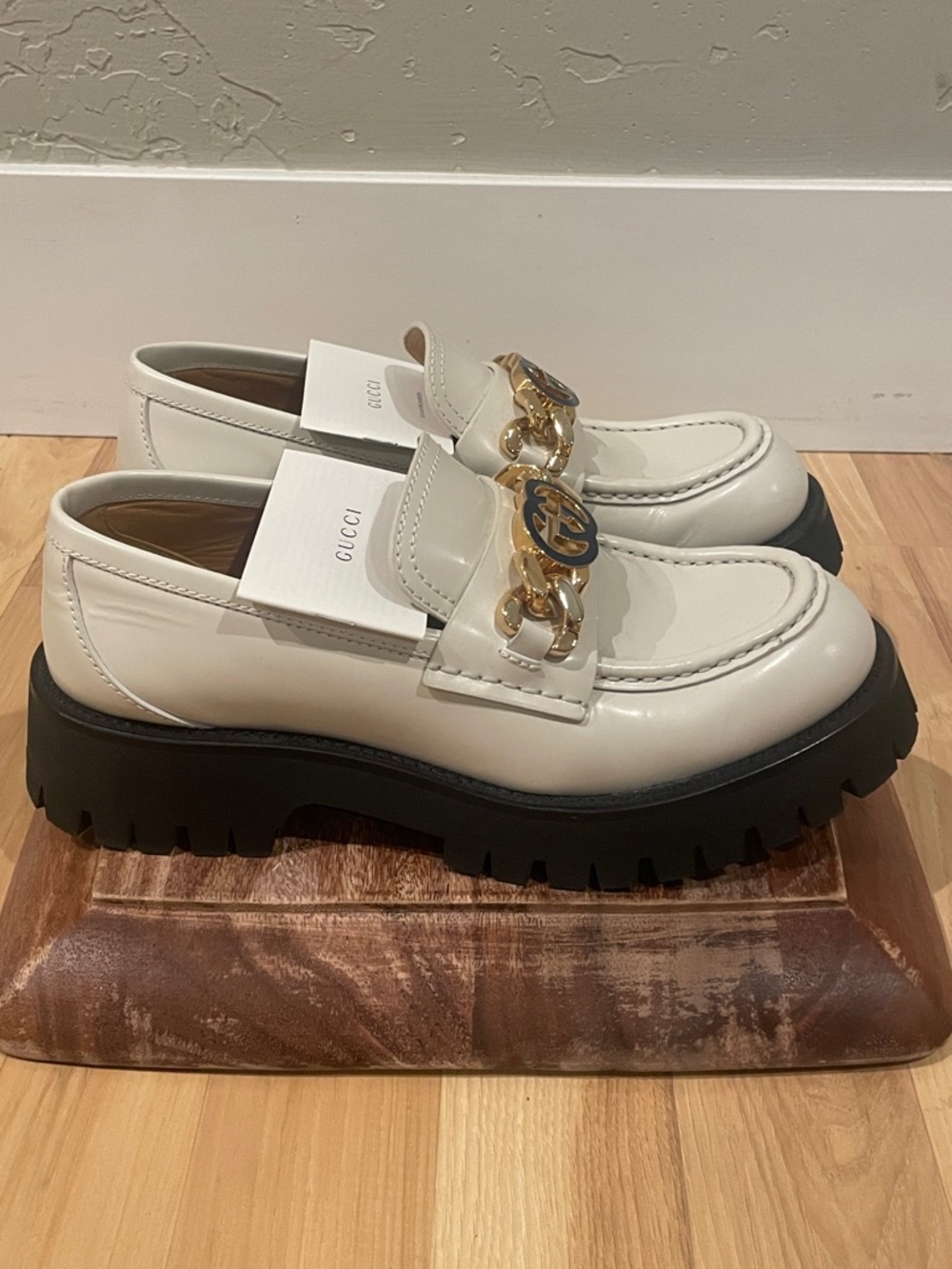 Gucci Cordovan Lux in Mysric White. Lug Sole Loafers. Navy Logo w/ Gold Chain - Picture 5 of 13